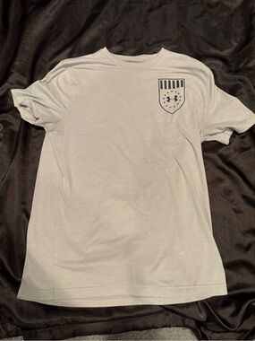 Under Armour Men's Light Gray Crew Neck Logo Tee Freedom